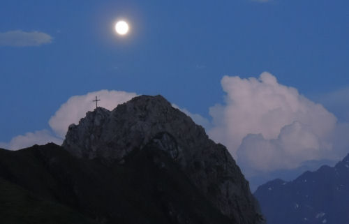 Abendstimmung Malatschkopf mit Mond vom Kaiserjochhaus aus fotografiert