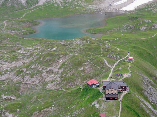 Seekogel: Blick auf Memminger Hütte und Unteren Seewisee