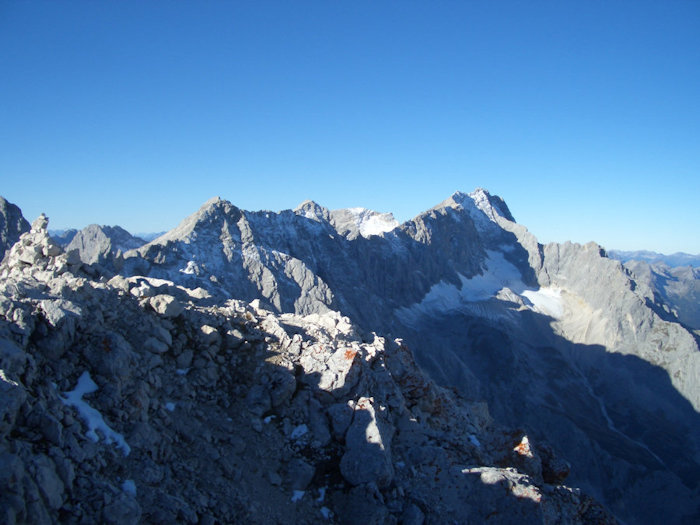 Alpspitze: Blick zur Zugspitze mit Höllentalferner