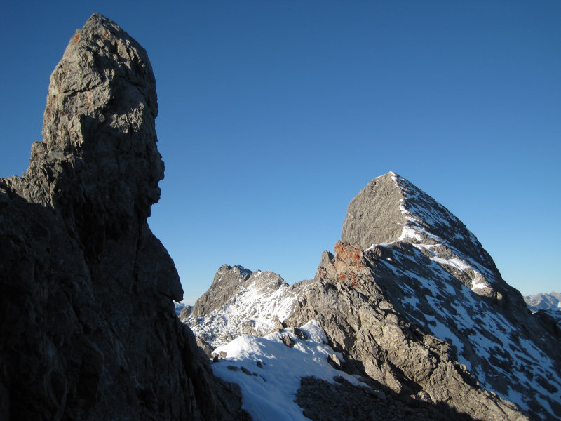 an der Bockkarscharte mit Blick auf Bockkarkopf rechts und Hohes Licht