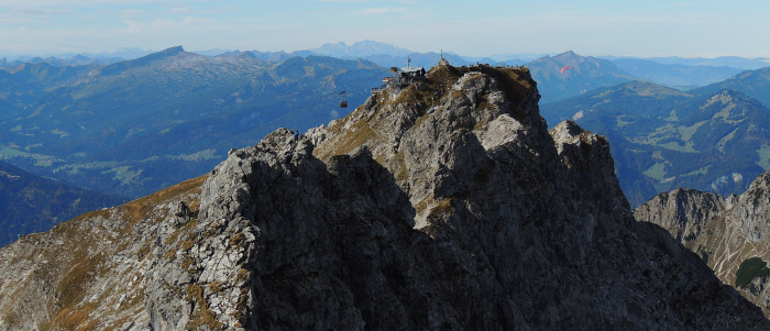 Nebelhorn Gipfel, links im Hintergrund der markante Hohe Ifen