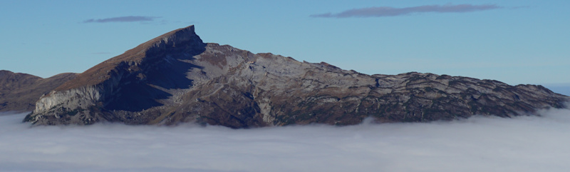 Hoher Ifen ragt aus dem Nebel hervor (Blick von der Kanzelwand, November 2018)