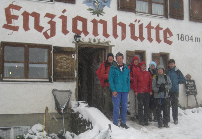 Gruppenbild vor der Enzianhütte