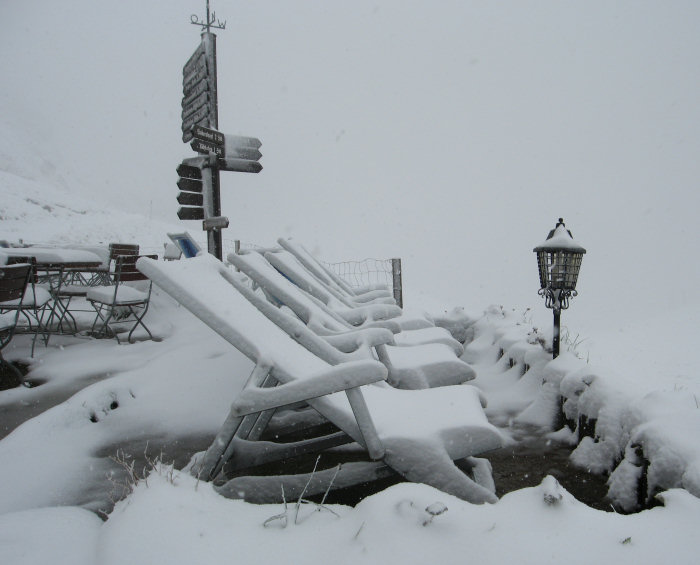 Liegestühle im Neuschnee