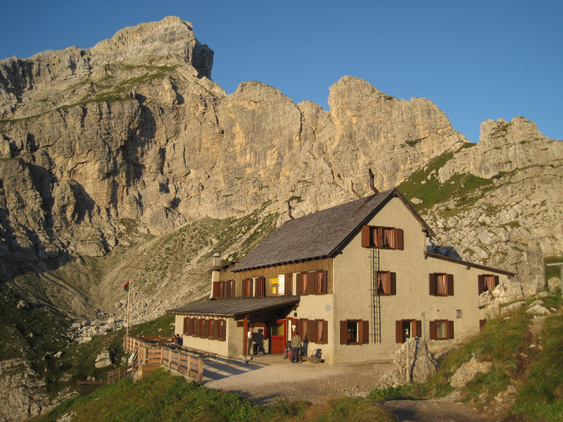 Coldai Hütte im frühen Morgenlicht