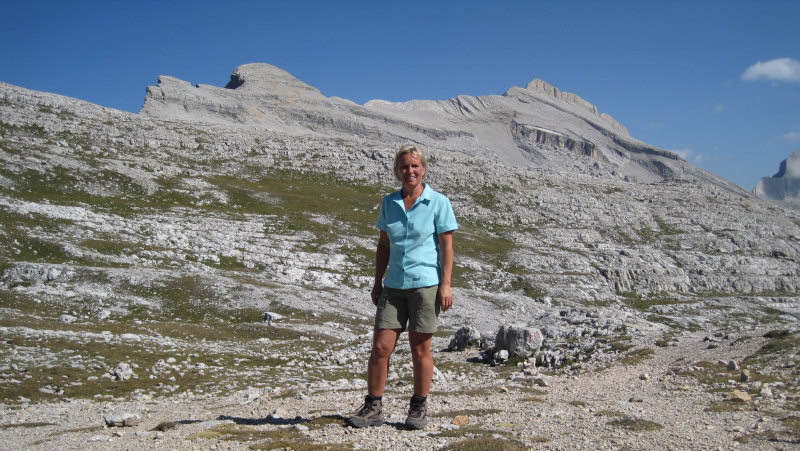 Steffi vor Heiligkreuzkofel und Zehnerspitzen