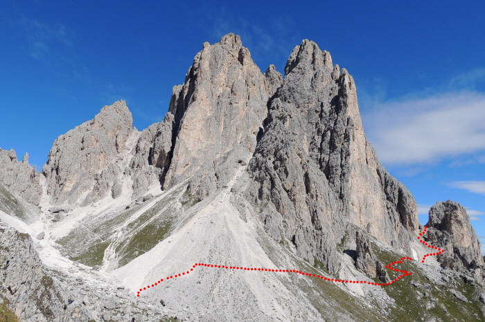 Unterhalb von Cima Eötvös und Gemelli verläuft der Weg 112 in Richtung Rifugio Fonda Savio