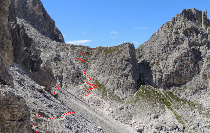 Von der Forcella della Forte sieht man bereits die Fahne des Rifugio Fonda Savio