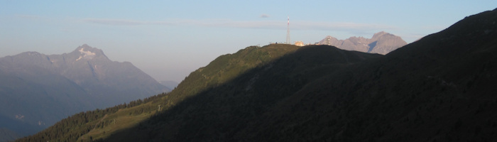 Hohe Riffler (Verwall), in der Mitte der Venet mit Seilbahnstation und Gipfelhütte