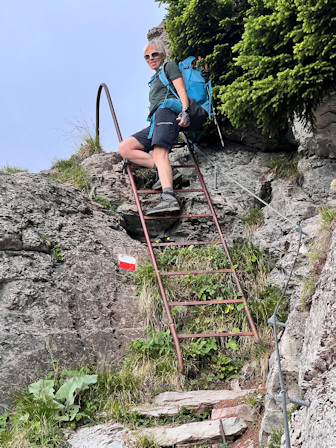 Steffi auf der Leiter am Klettersteig