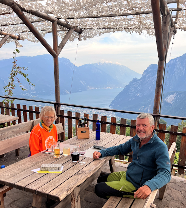 Rifugio San Pietro Abendessen auf der Terrasse