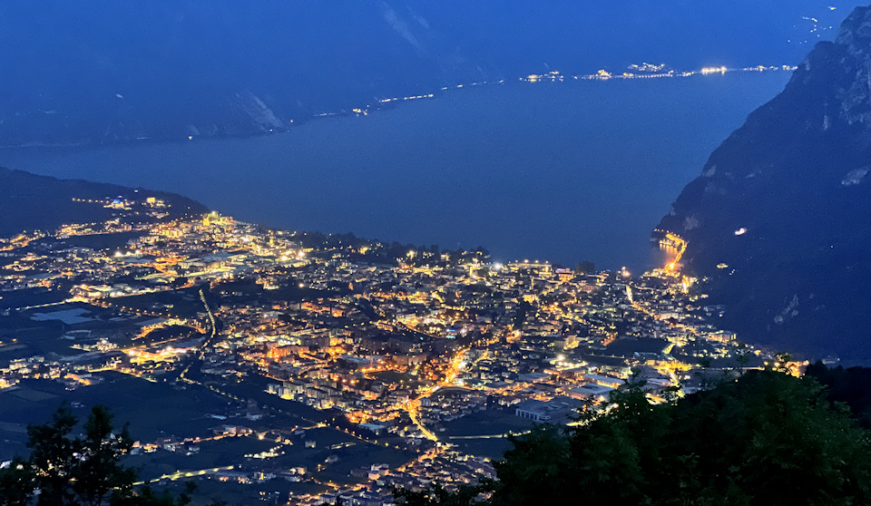 Riva del Garda und Lago bei Nacht