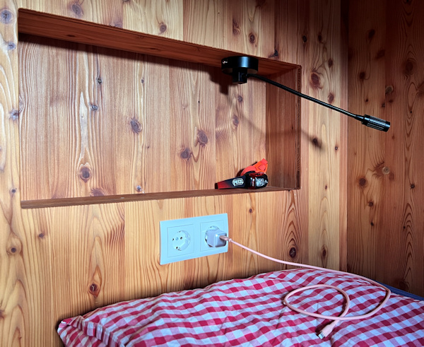 Steckdosen an jedem Schlafplatz der Dortmunder Hütte
