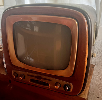 Fernseher im Albergo Lago Rosso