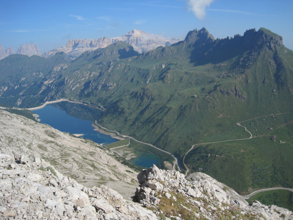 Fedaiasee, im Hintergrund der Langkofel und Piz Boe im Sellamassiv