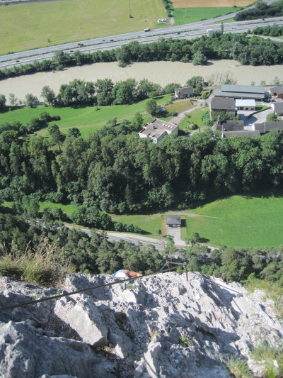 Blick vom Klettersteig auf den Inn und die Autobahn