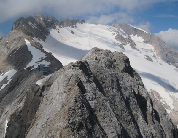 Marmolada mit der Bergstation Rifugio Serauta