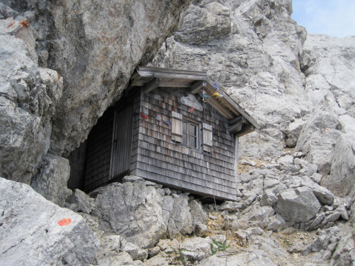 Klettersteig Ellmauer Halt Notunterkunft kurz unterhalb des Gipfels