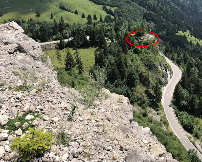 Blick vom Ostrachtaler Klettersteig zur Kanzel und der Passstraße