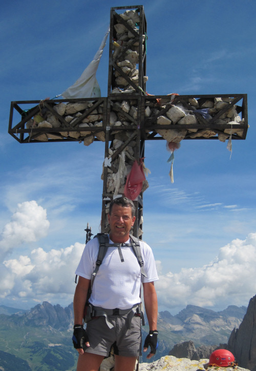 Uli vor dem Gipfelkreuz Plattkofel