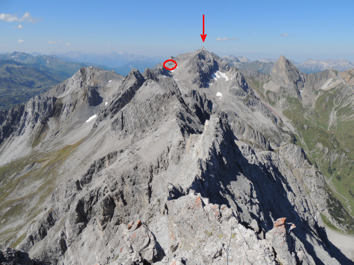 Blick vom Gipfel der Weißschrofenspitze über den Arlberger Klettersteig zur Bergstation Vallugagrat und zur Valluga