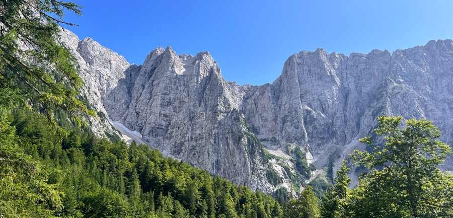 Salzburg-Triest Refugio Zacchi Blick zu den Felsen