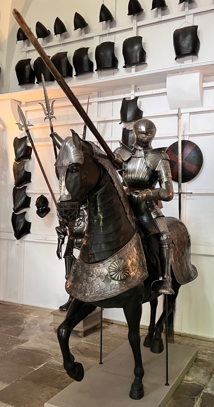Löwenburg Kassel Waffenkammer Ritter auf Pferd