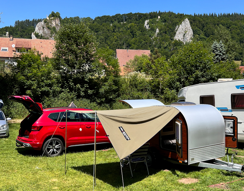Campingplatz Wagenburg, Kulba Mini Wohnwagen, im Hintergrund rechts der Stuhlfels