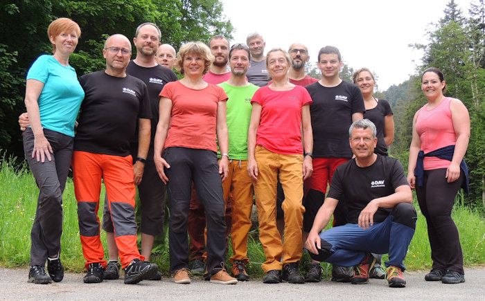 Gruppenbild am Parkplatz Ruine Falkenstein