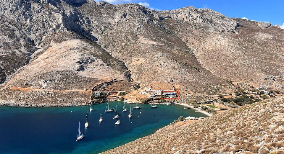 Blick vom Klettergebiet Palionisos Bay auf Palionisos mit der Taverne Kalidonis