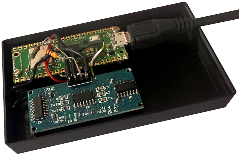 Pico W und Ultraschallsensor HC-SR04 im Gehäuse