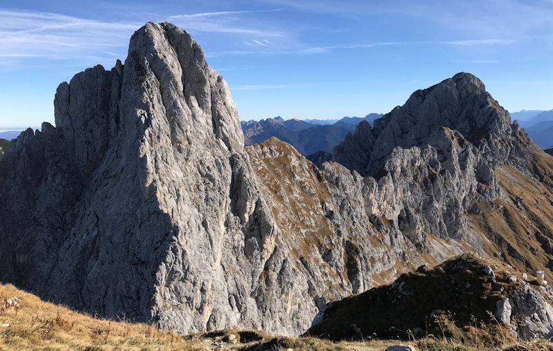 Blick auf den Gimpel links und die Köllenspitze rechts