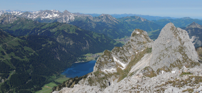 Haldensee, rechts Rote Flüh und Gimpel