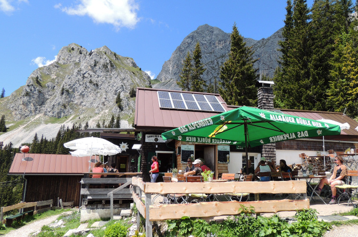 Tannheimer Hütte mit Rote Flüh 2.111m und Gimpel 2.176m, getrennt durch die Judenscharte