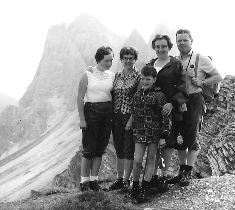 an der Panascharte: Charlotte, Tante Brigitte, Uli, Gerda, Schorsch. Im Hintergrund die Geislerspitzen