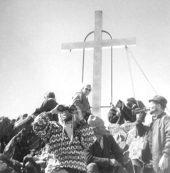 Wildspitze direkt vor dem Gipfelkreuz: meine Mutter