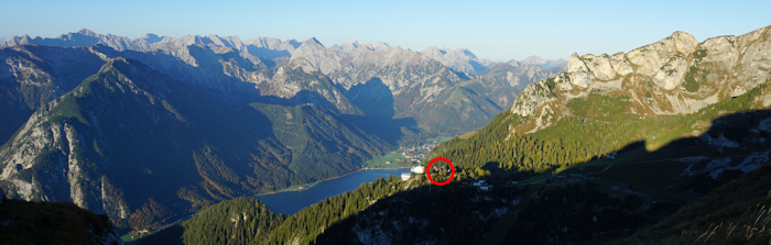 Erfurter Hütte, Bergstation der Seilbahn, im Tal der Achensee, im Hintergrund das Karwendelgebirge