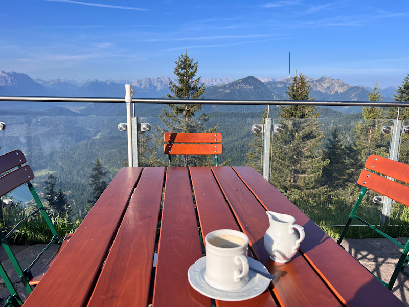 Kaffee auf der Terrasse Herzogstandhaus am frühen Morgen