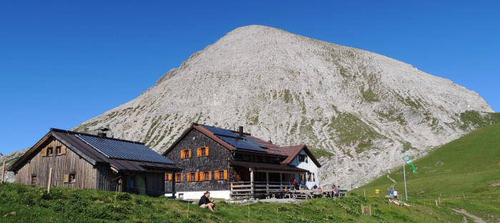 Kaiserjochhaus, im Hintergrund der Grießkopf