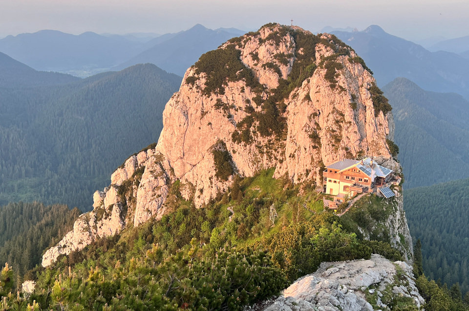 Tegernseer Hütte im Abendlicht (vom Roßstein aus gesehen)