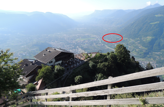 Meraner Höhenweg Blick auf den Gasthof Hochmuth und Marling