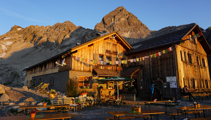 Totalphütte im Morgenlicht