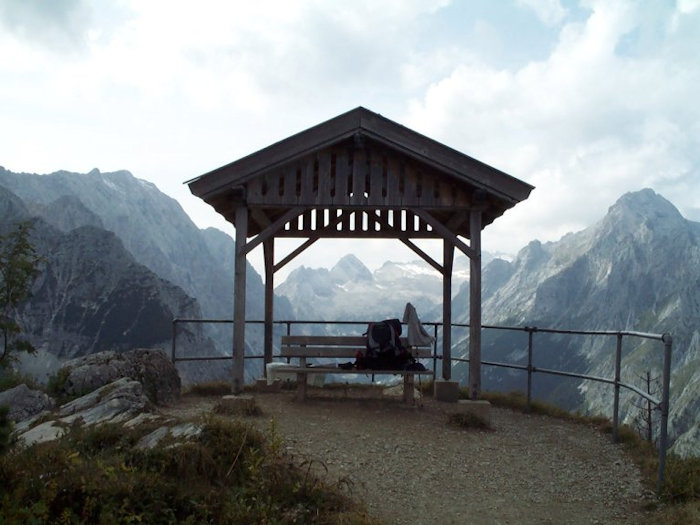 Der Pavillon am Schachen mit Blick zur Plattspitzen, rechts der Hochblassen